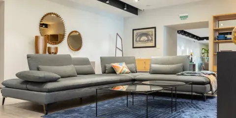 Salones con espejos encima del sofá, creando un ambiente moderno y espacioso.