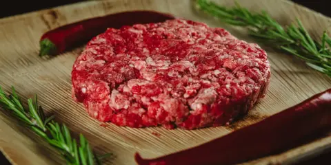 Wołowina Angus w burgerze: Czy warto dopłacać za premium?