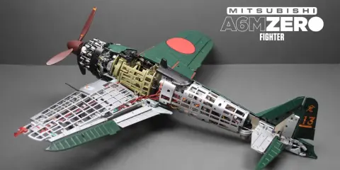 Detailgetreues Modell eines Mitsubishi A6M Zero-Jägers, dessen Innenleben freigelegt ist.