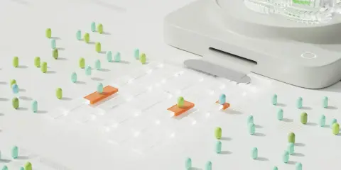Junior QA engineer testuje grę planszową z kolorowymi pionkami i przezroczystymi elementami.