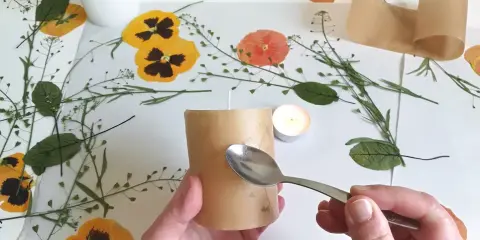 Świece z suszonymi kwiatami: Poradnik DIY. Piękne i bezpieczne