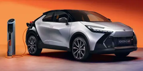 Nuova Toyota C-HR, un'auto elettrica pronta per il 2026, si ricarica con stile.