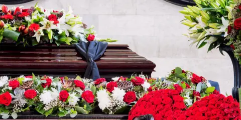 Kwiaty po pogrzebie: 6 tygodni czy krócej? Przewodnik krok po kroku