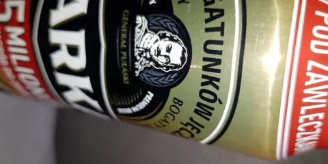 Puszka piwa Warka Strong z wizerunkiem generała Pułaskiego i napisem "Gatunkowy".