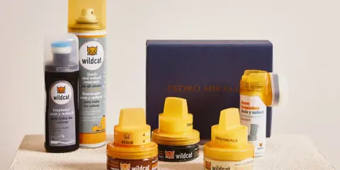 Kit de limpieza para zapatos de ante y nubuck: limpiador, renovador y cremas para mantenerlos como nuevos.