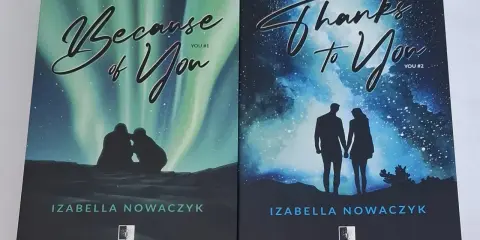 Dwie książki Izabelli Nowaczyk: "Because of You" i "Thanks to You". Na okładkach pary wpatrujące się w zorzę polarną i nocne niebo.