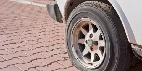 Gomma a terra sul pavé. Impara come smontare una gomma dal cerchio per risolvere il problema.