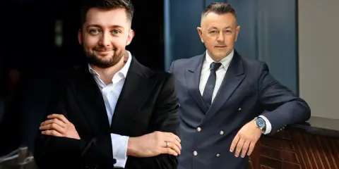 Dwóch mężczyzn w garniturach, dyskutujących w co zainwestować 50 tys.
