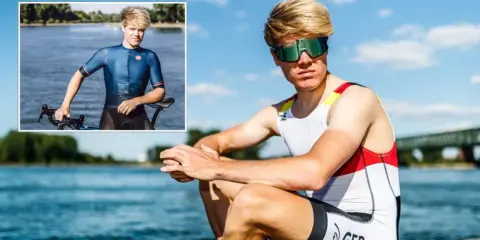 Jason Osborne, ein deutscher Triathlet, sitzt am Wasser. Ein kleineres Bild zeigt ihn mit seinem Rennrad.
