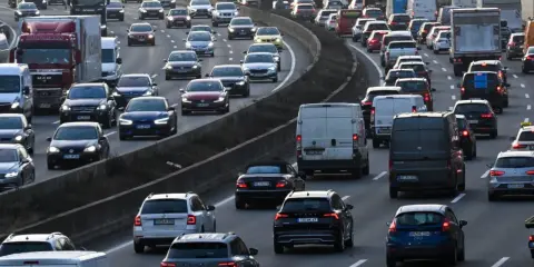 Korek na autostradzie w Niemczech. Tłok samochodów i ciężarówek, wielu kierowców spieszy się do celu.