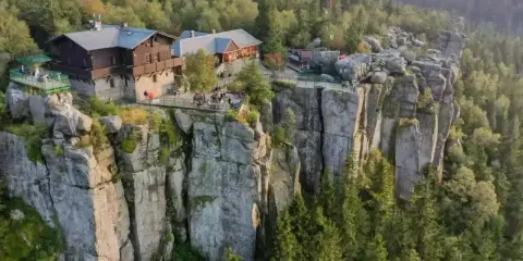 Schronisko na skalnej półce, idealne na pierwsze górskie wędrówki. Widok zapiera dech w piersiach, a ścieżki są dostępne dla każdego.