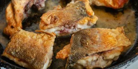 Jak długo smażyć rybę? Złota zasada 4 min/cm i idealny czas