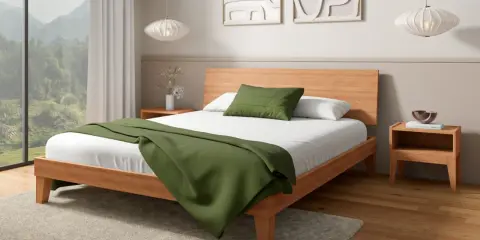 Acogedora habitación de 9m2 con cama de madera, manta verde y vistas a la montaña.