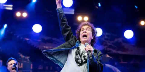 Magnus Uggla show Stockholm. Sångaren med knuten näve i luften, full av energi på scenen.