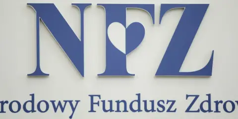 Niebieskie litery NFZ z sercem w środku oraz napis "rodowy Fundusz Zdrowia" na białym tle.