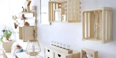 Estanterías de madera, como colgar cajas de madera en la pared para crear un espacio de almacenamiento y exhibición.