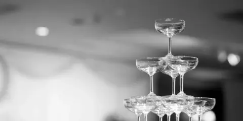 Ein Turm aus Champagnergläsern, bereit für den Anlass. Der ring for champagne ist perfekt gestapelt.
