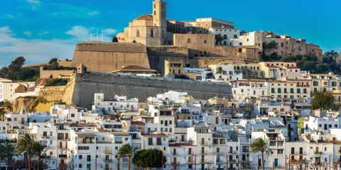 Ibiza pogoda idealna na zwiedzanie Dalt Vila. Białe domy, błękitne niebo i morze tworzą malowniczy widok.