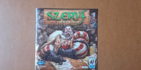 Szeryf z Nottingham gra. Krągły, rubaszny szeryf w bogatym stroju siedzi na drewnianym stole, otoczony ludźmi i monetami.