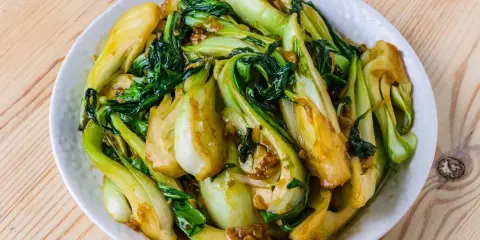 Un plat de pak choï sauté, prêt en un clin d'œil. Une recette facile et savoureuse pour un repas sain.