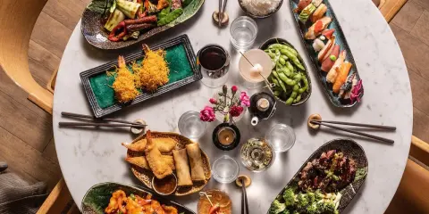 En härlig måltid på en asiatisk restaurang i Stockholm. Sushi, friterade räkor, biff och grönsaker.