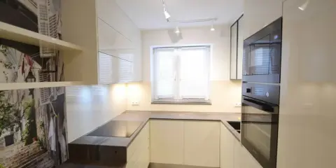 Nowoczesna kuchnia 6m2 z oknem, z zabudową w jasnym kolorze i fototapetą z uliczką.