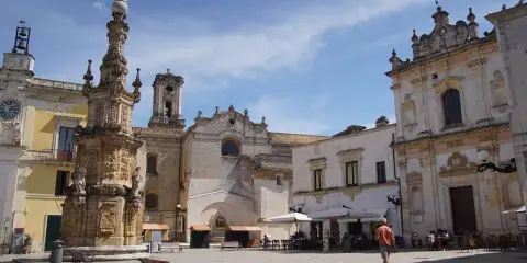 Piazza del Duomo a Lecce, una delle città più belle del Salento, con il suo imponente obelisco e palazzi barocchi.
