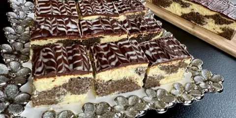Seromakowiec z gotowej masy makowej i sera z wiaderka na kruchym spodzie, polany czekoladą i lukrem.