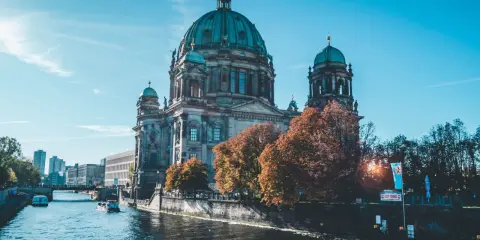 Berliński Dom, idealne miejsce na city break. Rzeka Szprewa, łodzie i jesienne drzewa tworzą malowniczy widok.