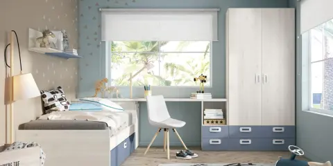 Habitación infantil con cama, escritorio y armario. Paredes en dos colores, beige y azul claro, con un diseño de triángulos.