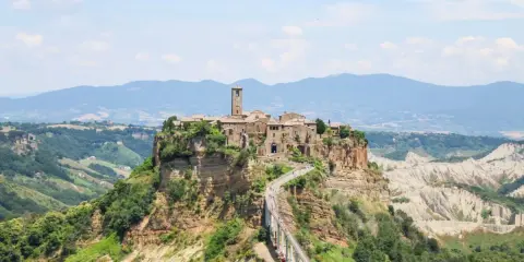 Civita di Bagnoregio, un borgo arroccato su una rupe, perfetto per le gite di 1 giorno da Roma.