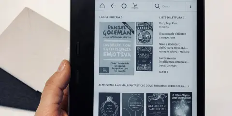 La libreria del Kindle mostra come scaricare libri, con titoli come "Lavorare con intelligenza emotiva".
