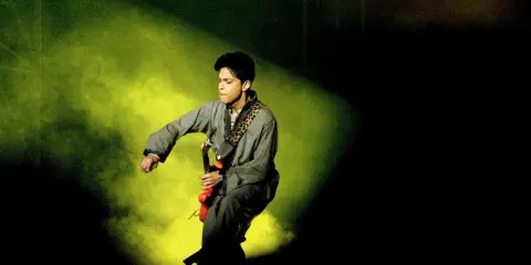 Prince, med sin ikoniska gitarr, levererar en energisk show. En sann "prince way out west"-upplevelse.