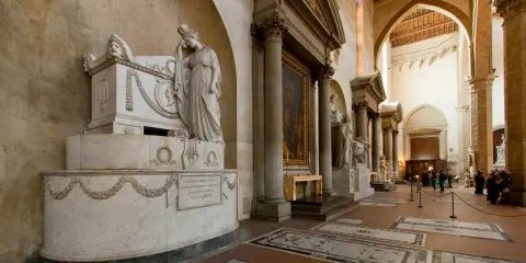 Monument funéraire imposant dans une église, où est enterré Michel Ange. La sculpture représente une femme en deuil.