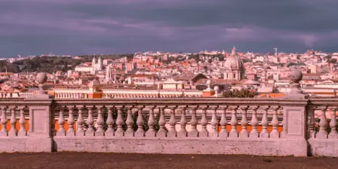 Vista panoramica di Roma con cupole e tetti, ideale per sapere dove vedere il tramonto a Roma.