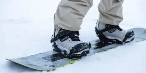 Wiązania snowboardowe: miękkie czy twarde? Dopasuj do stylu!