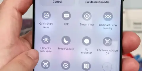 Panel de control de un camara s23 ultra con opciones como Quick Share, Modo Oscuro y NFC.