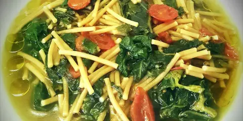 Minestra di Tenerumi: Ricetta Siciliana Facile e Rinfrescante