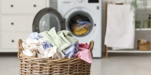 Jak wieszać pranie? Sekrety suszenia bez zagnieceń i zapachu.