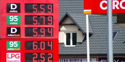 Ile kosztuje litr benzyny? Ceny, prognozy i jak oszczędzać