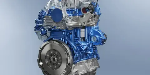 Silnik Ecoboost z turbosprężarką, widoczny w przekroju, z niebieskimi i srebrnymi elementami.