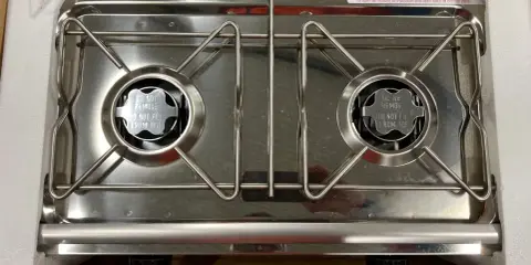 Nytt origo spritkök i rostfritt stål, redo för campingäventyr. Dubbla brännare och robust design.