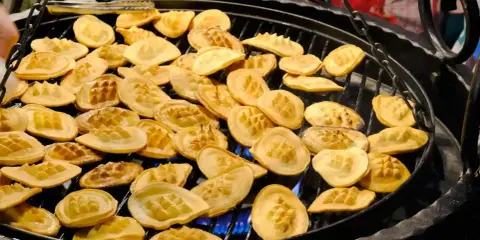 Na grillu w karczmie góralskiej pieką się liczne oscypki.