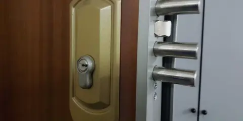 Cerradura de seguridad de puerta con múltiples bulones. Es hora de cambiar cerradura puerta para mayor protección.