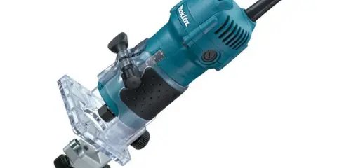 Fresadora Makita con base transparente, ideal para diversos tipos de fresas para madera, permitiendo trabajos de precisión.