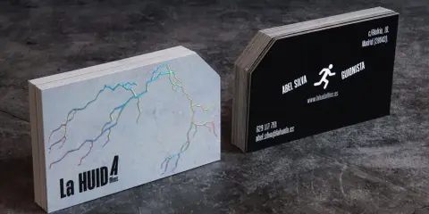 Diseño de tarjetas personales con relámpagos iridiscentes y un guionista en movimiento.