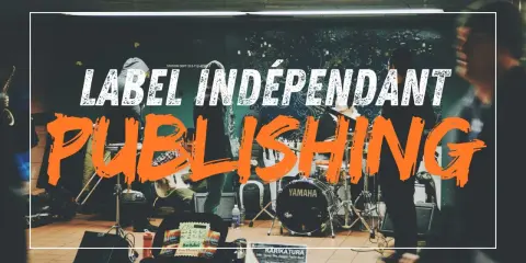 Un groupe de musique joue dans une station de métro. Le mot "PUBLISHING" en gros caractères orange suggère qu'il s'agit d'un label indépendant.
