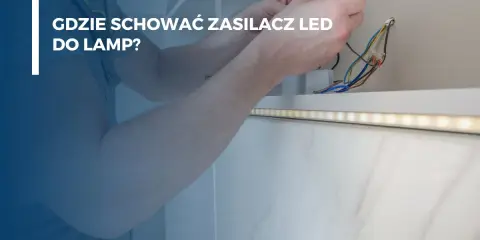 Ręce łączą przewody zasilacza LED, który można dyskretnie ukryć w ścianie, by stworzyć estetyczne oświetlenie.