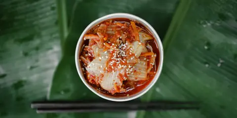 Kimchi: Jaki ma smak? Przewodnik dla początkujących smakoszy