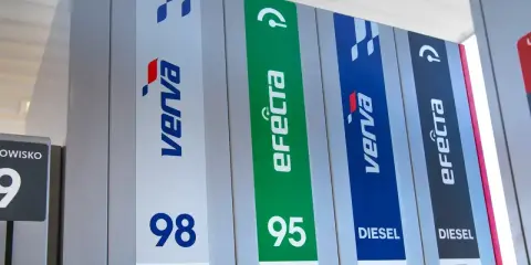 Stacja paliw z dystrybutorami Verve i eFecta 95. Widoczne oznaczenia 98, 95 i Diesel.